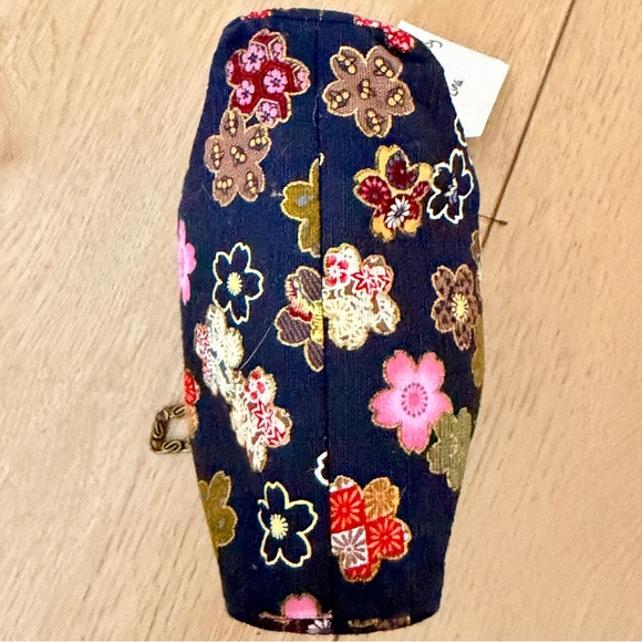 NWT handmade Floral Embroidered purse w/ bronze kiss lock frame and chain strap